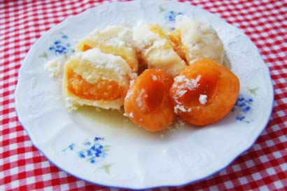 Domácí meruňkové knedlíky, tvaroh, cukr a máslo