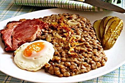 Uzená kýta, čočka na kyselo, okurka a vejce