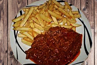Vepřový minutkový guláš, hranolky Vepřový minutkový guláš, hranolky