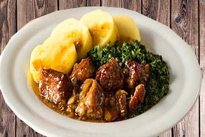 Hovězí kostky na česneku, bramborový knedlík, špenát Hovězí kostky na česneku, bramborový knedlík, špenát