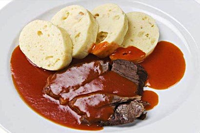 Hovězí maso v rajské omáčce,houskový knedlík Hovězí maso v rajské omáčce,houskový knedlík