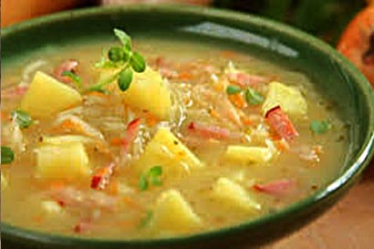 Zelná polévka s klobásou Zelná polévka s klobásou