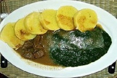 Hovězí kostky na česneku, špenát, bramborový knedlík Hovězí kostky na česneku, špenát, bramborový knedlík