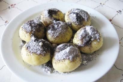 Domácí kynuté švestkové knedlíky, mák, cukr, máslo