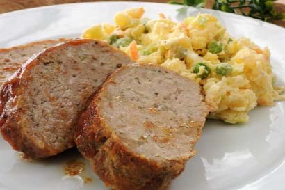 Pečená sekaná, bramborový salát, salátek coleslaw Pečená sekaná, bramborový salát, salátek coleslaw