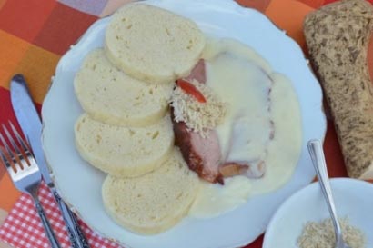 Uzená krkovice křenová omáčka, houskový kneddlík Uzená krkovice křenová omáčka, houskový kneddlík