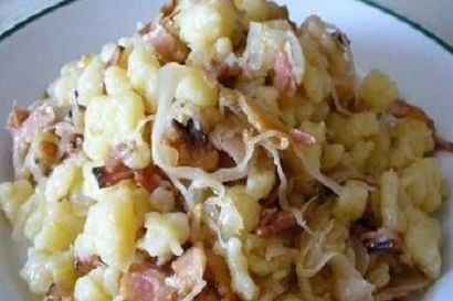 Halušky se zelím a uzeným masem, cibulka Halušky se zelím a uzeným masem, cibulka