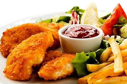 smažené kuřecí jogurtové řízečky, smažené hranolky, Chilli Dip, okurkový salátek