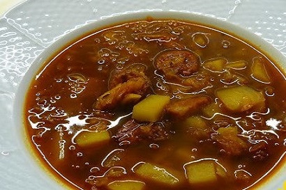 Zelná polévka s uzeným masem