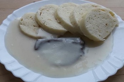 Hovězí maso křenová omáčka, houskový kneddlík Hovězí maso křenová omáčka, houskový kneddlík