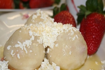 Domácí jahodové knedlíky, tvaroh, máslo, cukr