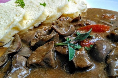 Vepřové játra na cibulce, rýže nebo houskový knelík