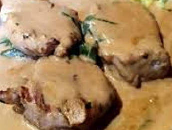 Vepřová panenka pepřová omáčka, rýže, rajčatový salátek Vepřová panenka pepřová omáčka, rýže, rajčatový salátek