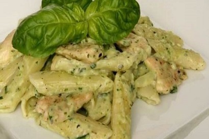Těstoviny Penne s kuřecím masem a pesto omáčkou Těstoviny Penne s kuřecím masem a pesto omáčkou