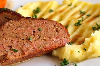 Pečená sekaná, bramborová kaše, okurkový salát