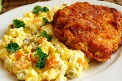 Smažený vepřový řízek, bramborový salát, mrkvový salátek Smažený vepřový řízek, bramborový salát, mrkvový salátek