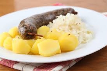 Opečená jitrnice, bílé zelí, vařený rambor