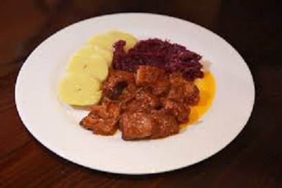 Pečené vepřové výpečky, červené zelí, bramborový knedlík Pečené vepřové výpečky, červené zelí, bramborový knedlík