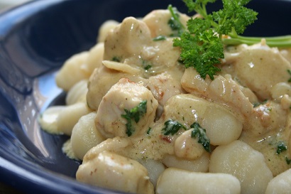 Gnocchi, kuřecí nudličky se sýrovou omáčkou