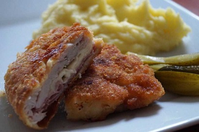 Smažený kuřecí řízek Gordon-bleu, brammborová kaše, rajčatový salátek Smažený kuřecí řízek Gordon-bleu, brammborová kaše, rajčatový salátek