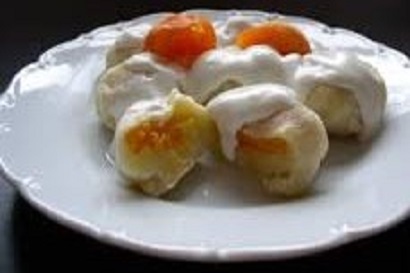 Domácí meruňkové knedlíky, zakysaná smetana, cukr a tvaroh Domácí meruňkové knedlíky, zakysaná smetana, cukr a tvaroh