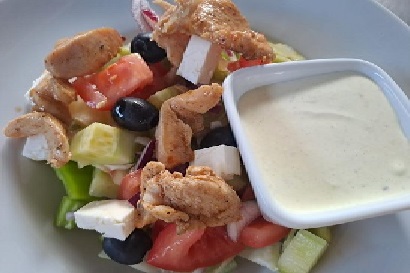 Řecký salát s kuřecím masem (salátová okurka, rajčata, paprika, olivy, ledový salát, balkánský sýr, kuřecí maso, ranch dresink)