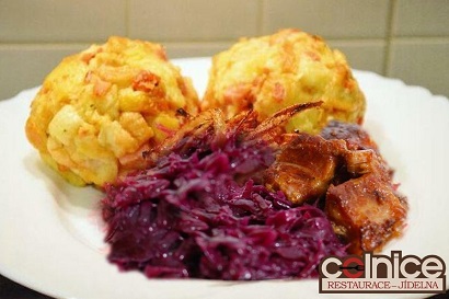 Špekové knedlíky, červené zelí, uzené výpečky, smažená cibulka