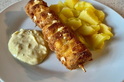 Smažený špíz sýrovo-masový (sýr gouda, kuřecí maso), vařený brambor, tatarská omáčka, okurkový salátek