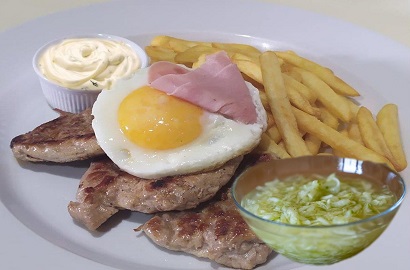 Medailonky z vepřové panenky se šunkou a vejcem , smažené hranolky, tatarská omáčka, okurkový salátek Medailonky z vepřové panenky se šunkou a vejcem , smažené hranolky, tatarská omáčka, okurkový salátek